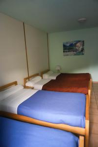 two beds in a room with twothirdsessionsyss at AU CHAT BLEU in Saint-Laurent-les-Bains +19 photos
