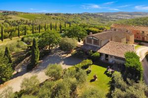 an overhead view of a house with a garden and trees at Betulla C in San Gimignano