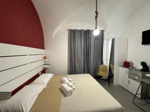 a bedroom with a bed with towels on it at La Casa di Orlando in Catania