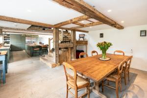 eine Küche und ein Esszimmer mit einem Holztisch und Stühlen in der Unterkunft French Mill in Shaftesbury
