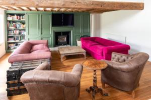 ein Wohnzimmer mit zwei Sofas und einem roten Sofa in der Unterkunft French Mill in Shaftesbury