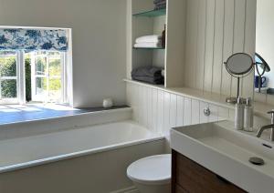 ein Badezimmer mit Toilette, Waschbecken und Fenster in der Unterkunft French Mill in Shaftesbury + 16 Fotos