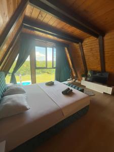 ein großes Bett in einem Zimmer mit Fenster in der Unterkunft BlackPoolHouse in Belgrad + 32 Fotos