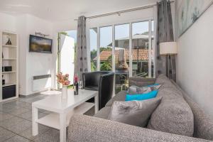 a living room with a couch and a table at Ferienanlage Bansin Seepferdchen 1 in Bansin