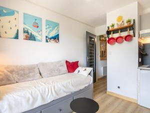 a living room with a couch and a table at Le Belvedere N11 - ST4 in Saint-Sorlin-dʼArves