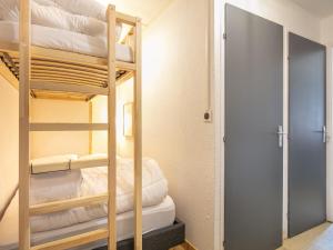 a bunk bed room with bunk beds and a closet at Le Belvedere N11 - ST4 in Saint-Sorlin-dʼArves