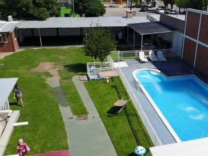 an overhead view of a yard with a swimming pool at Mi Petaka in Villa Cura Brochero