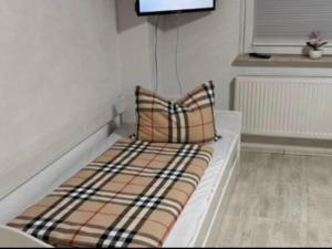 a couch with a pillow in a room at Wellness -Residenz Ehrhardt Urlaub mit Pool und Garten Ferienwohnung im Herzen von Halberstadt in Halberstadt +13 photos