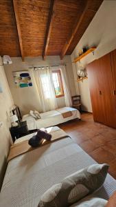 a bedroom with two beds in a room at Sa Sort Llarga in Moscari