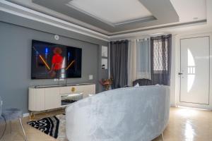 a living room with a large tub in front of a tv at Appartement Chanel in Assomada