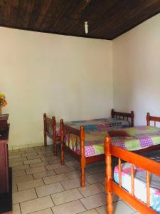 a bedroom with two beds in a room at Chale da Pousada Curió in Ibiúna