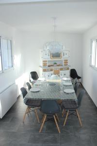 a dining room with a table and chairs at L'Augustémile au bord de l'eau in La Tranche-sur-Mer