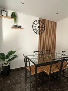 a dining room with a glass table and chairs at TopHouse Setúbal in Setúbal