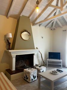 ein Wohnzimmer mit Kamin und einem Tisch in der Unterkunft Takis Studios in Punta