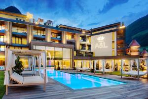 Bazén v ubytování Amonti Wellnessresort nebo v jeho okolí