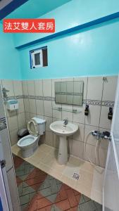 a bathroom with a toilet and a sink at 法艾民宿 in Yeh-yin