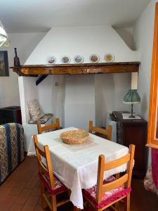a dining room with a table with chairs and plates on the wall at La chiesina delle conce in Sarteano
