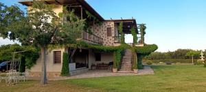 a house with ivy growing up the side of it at Finca Los Pájaros Naturaleza cerca de Puy du Fou in Navahermosa