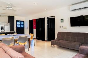 a living room with a couch and a table at Casa Villa Ensueño in Jacó