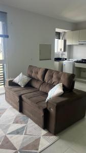 a brown leather couch in a living room at Gaudi in Santa Cruz do Sul