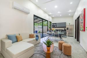 a living room with a couch and a table at Casa Mediterraneo in Carpintero