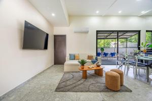 a living room with a couch and a table at Casa Mediterraneo in Carpintero