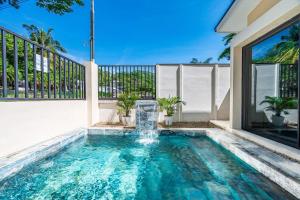 a swimming pool with a waterfall in a house at Casa Mediterraneo in Carpintero