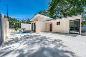 a house with a large driveway in front of it at Casa Mediterraneo in Carpintero