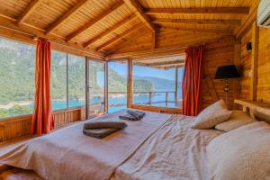 ein Schlafzimmer mit einem großen Bett in einem Zimmer mit Fenstern in der Unterkunft Flavia Hotel in Kızılcakaya