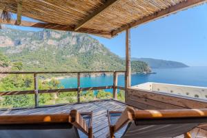 Meerblick von einer Terrasse mit Badewanne in der Unterkunft Flavia Hotel in Kızılcakaya