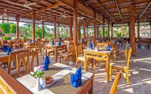 Hawaii Le Jardin Aqua Resort - Families and Couples Only tesisinde bir restoran veya yemek mekanı