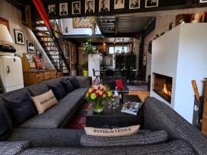 a living room with a couch and a fireplace at Villa Georges in Issy-les-Moulineaux
