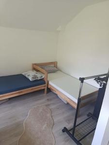 ein Zimmer mit zwei Etagenbetten und einem Dreibein in der Unterkunft Harmony Haus in Visoko