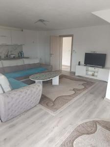 ein Wohnzimmer mit Sofa und Tisch in der Unterkunft Harmony Haus in Visoko