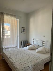 ein Schlafzimmer mit einem großen Bett und einem Fenster in der Unterkunft Brillarooms in Rethymno