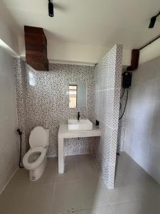 a bathroom with a toilet and a sink at Mountainblues Hotel in Pai