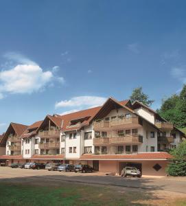 トートモースにあるFerienwohnungen Kupferkanneの駐車場に車が駐車されている大きなアパート +72枚の写真