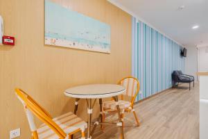 a dining room with a table and chairs at Bocage Blue Heaven I, By Home Match in Setúbal