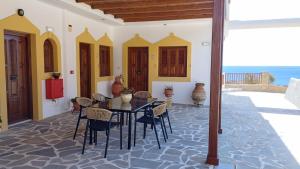 una sala da pranzo con tavolo e sedie di Olympos Studios ad Amoopi