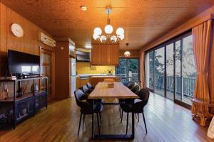 a kitchen with a table and chairs in a room at 熱海の貸切温泉宿 kintsugi プライベートサウナ BBQ in Atami