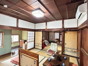 a large living room with a person in the distance at 湊の宿あまね in Hitachinaka
