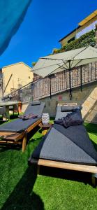 a group of beds sitting on the grass at Nena Maleni in Tovo San Giacomo