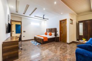 ein Schlafzimmer mit Bett und ein Wohnzimmer in der Unterkunft Hotel BNB Stays Near Golf Course Road in Gurgaon