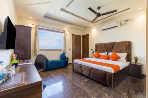 ein Hotelzimmer mit Bett und Schreibtisch in der Unterkunft Hotel BNB Stays Near Golf Course Road in Gurgaon