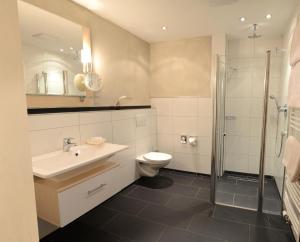 丁克爾斯比爾的住宿－杜特斯徹斯豪斯酒店，浴室配有卫生间、盥洗盆和淋浴。