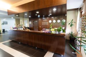 Die Eingangshalle eines Krankenhauses mit einem Empfangstresen in der Unterkunft Borika Hotel in Tschepelare + 96 Fotos