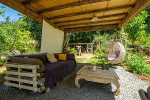 a living room with a couch and a table at B&B I Menhir "nel Bosco" - Affittacamere in Lerici