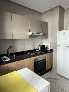 a kitchen with a stove and a refrigerator at Un moment d'évasion in Rabat