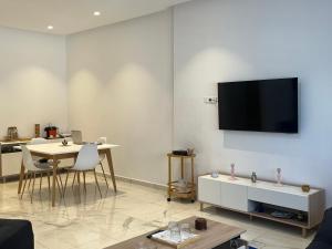 a living room with a flat screen tv on the wall at Un moment d'évasion in Rabat