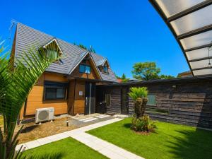 a home with a yard with a house at 愛犬と泊まれる一棟貸しviilaはBBQグリル無料利用可能サーフィンや釣りの拠点として in Kashima